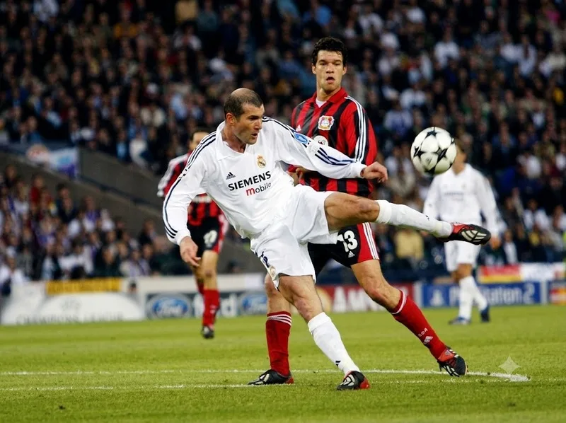 Zinedine Zidane nổi bật với kỹ thuật kiểm soát bóng và cú vô lê năm 2002