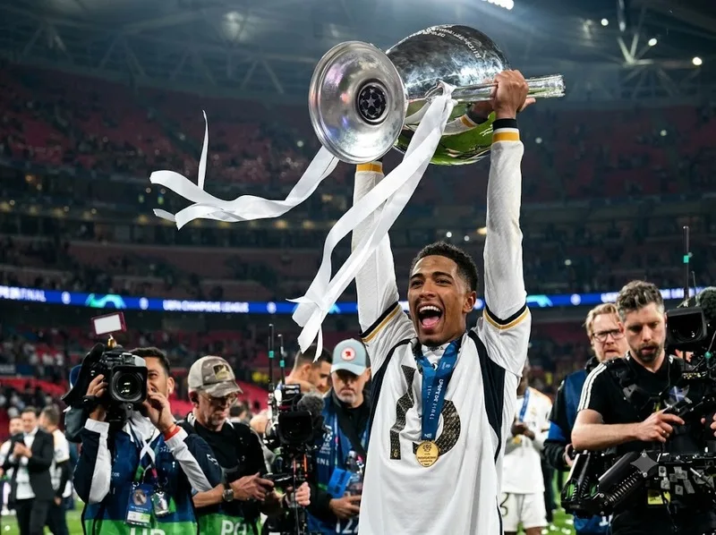 Jude Bellingham cùng Real Madrid nâng cao danh hiệu Champions League.
